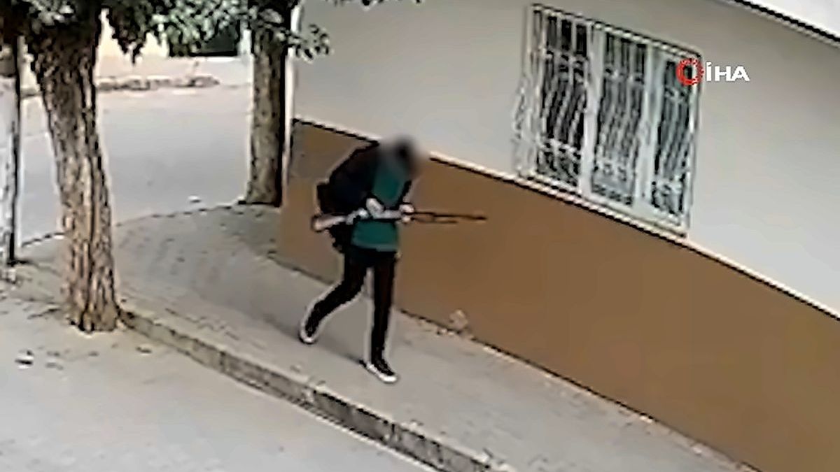 Школьник открыл стрельбу у школы в Турции: восемь детей ранены