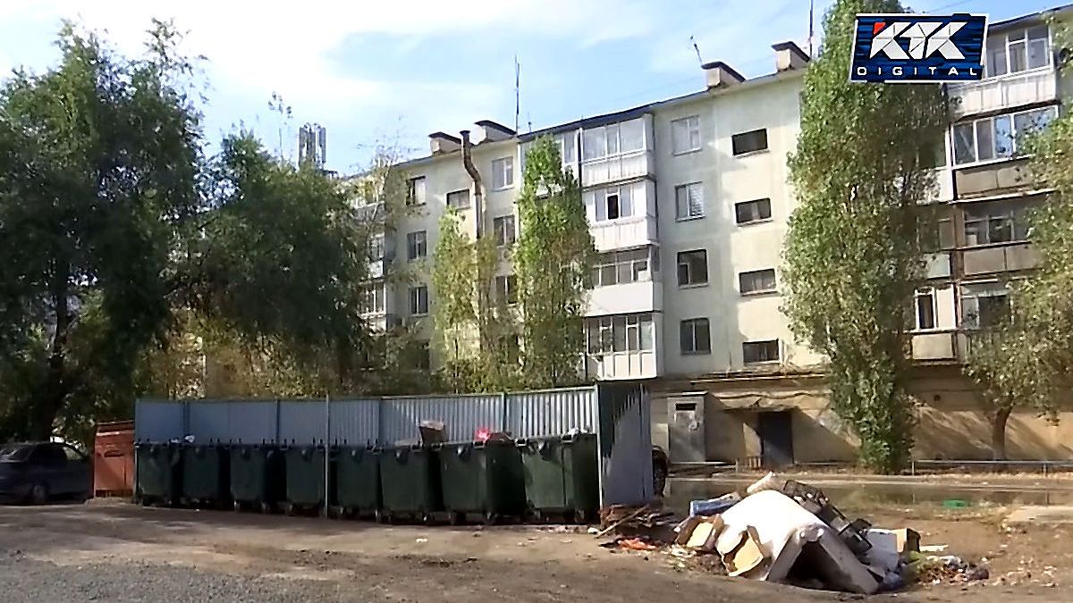 Жители пяти многоэтажек в центре Актобе жалуются на горы мусора и подтопленные подъезды