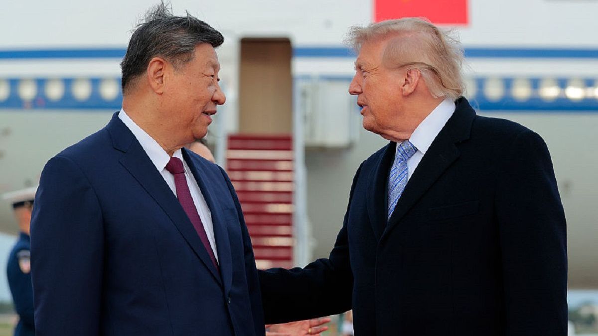 Трамп Эндрюс базасында Си Цзиньпинді ұшақ трапының жанында өзі қарсы алды