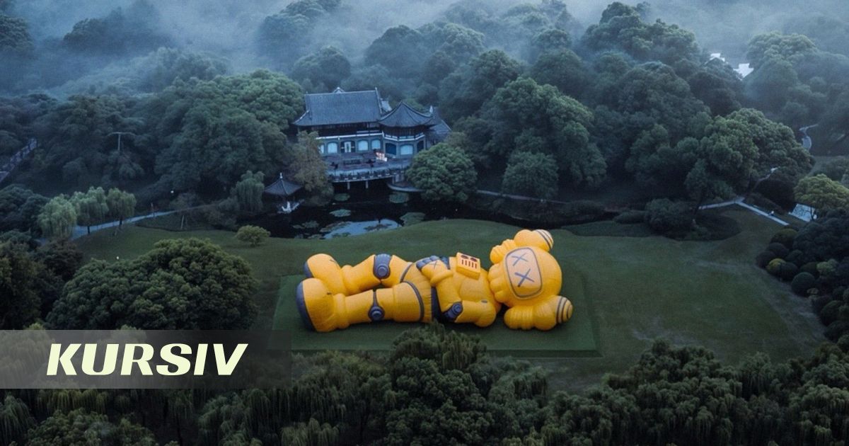 30-метровый KAWS COMPANION появился у озера Сиху в Ханчжоу