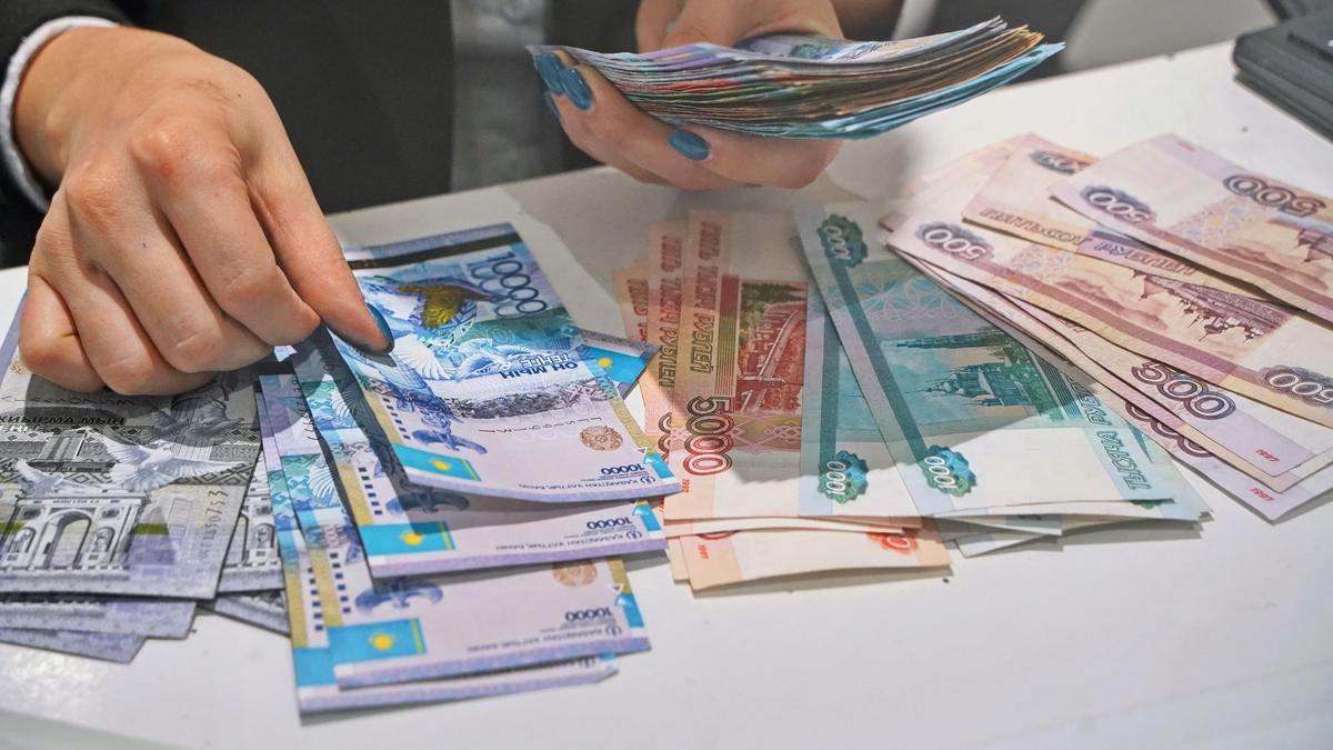 Спрос на наличные рубли в Казахстане вырос в 49 раз — до 6,2 млрд тенге