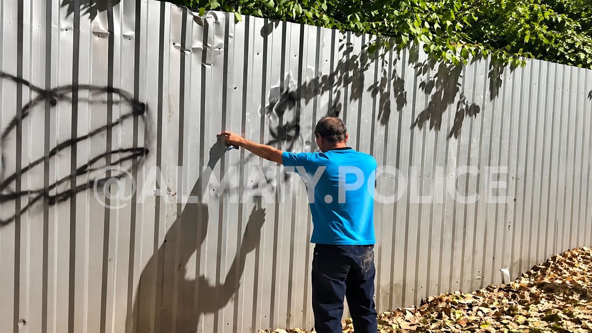 В Алматы за надписи на заборах и стенах двое мужчин получили по пять суток ареста