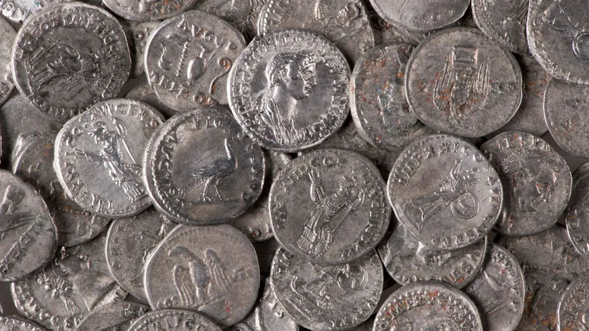 В Германии нашли клад из 934 римских серебряных монет