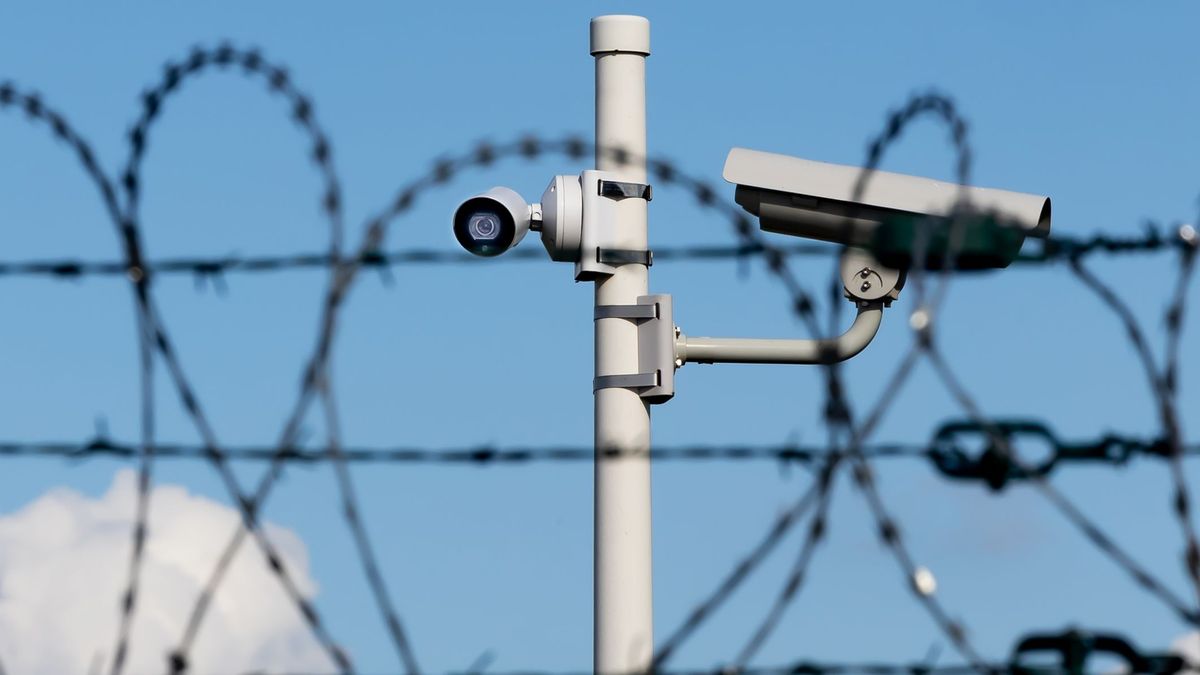 В Уральске сотрудника колонии лишили звания за сигареты и связь с осуждённым