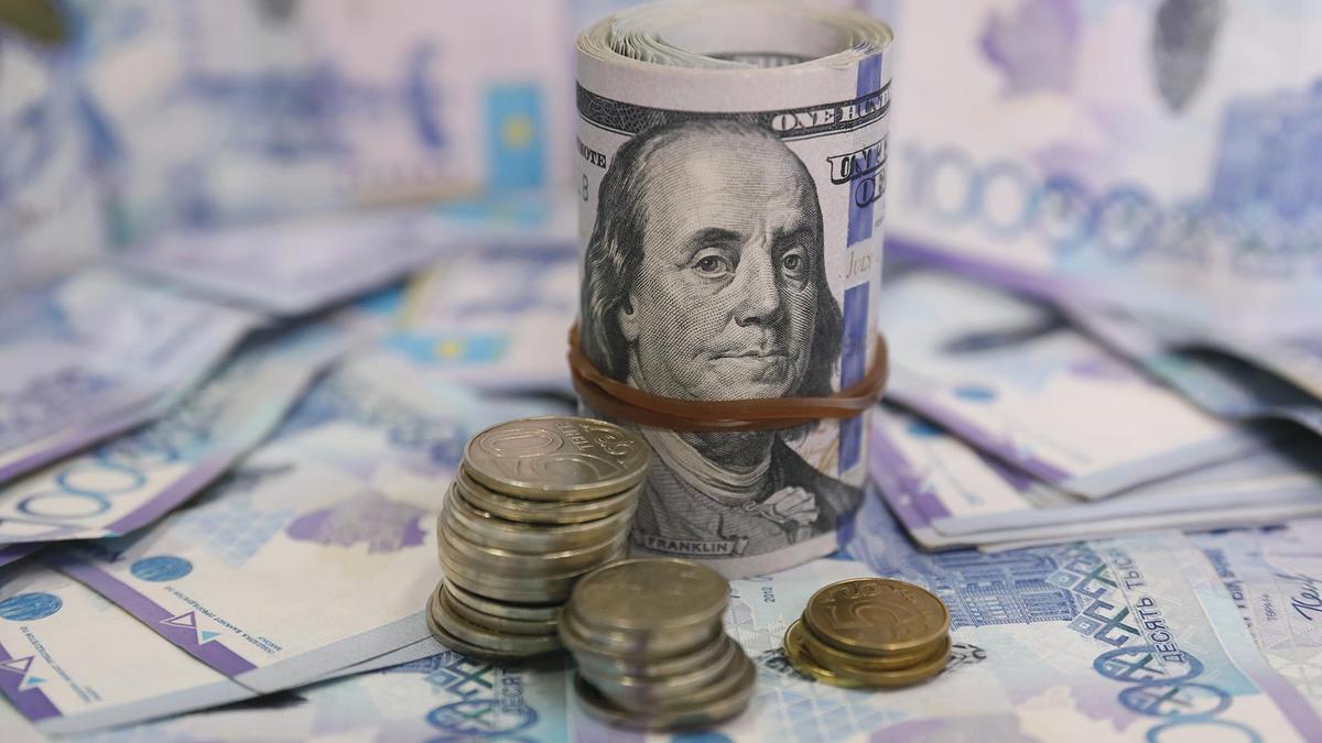 Тенге укрепился: доллар упал ниже 440 тенге, евро — ниже 500 тенге