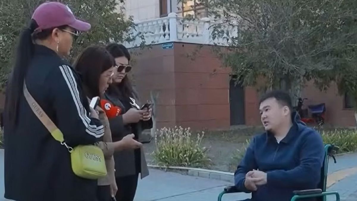 Рабочий в Атырау лишился руки и ноги и требует компенсации от завода