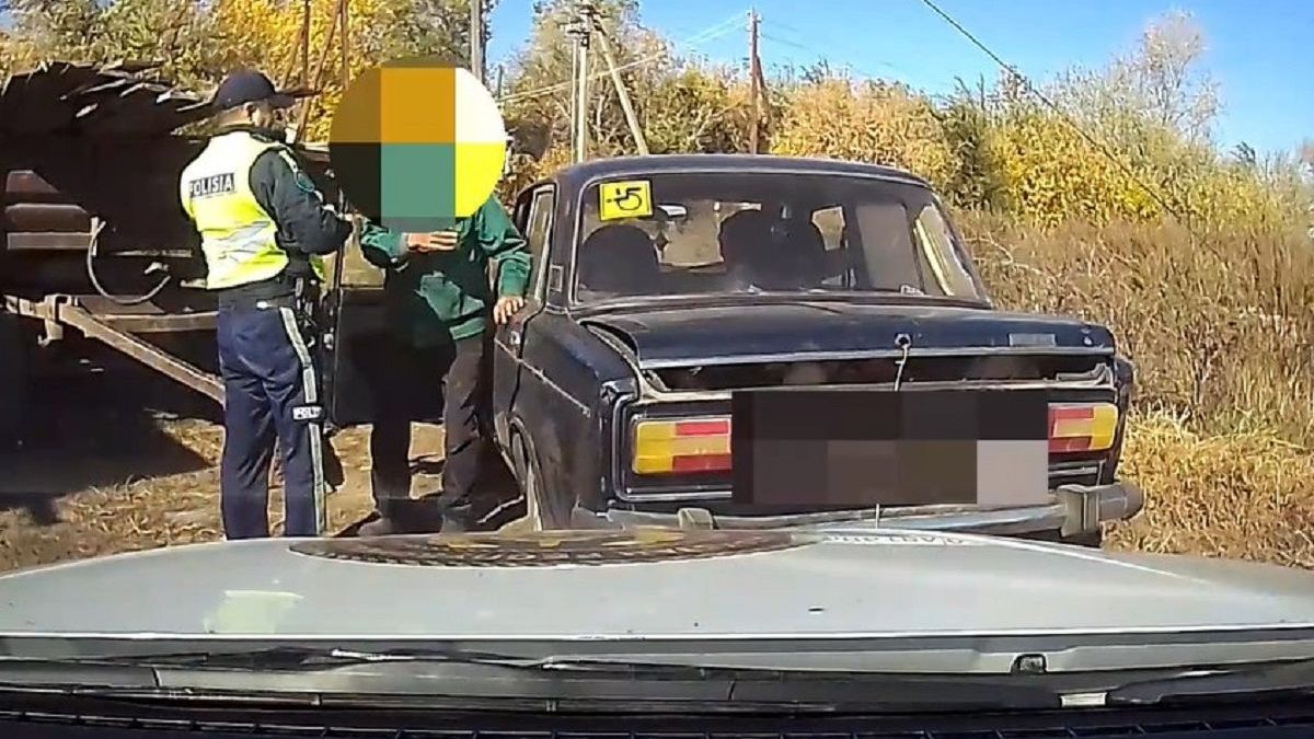 В Акмолинской области водитель без прав снова сел за руль пьяным, объяснив это болью в ноге