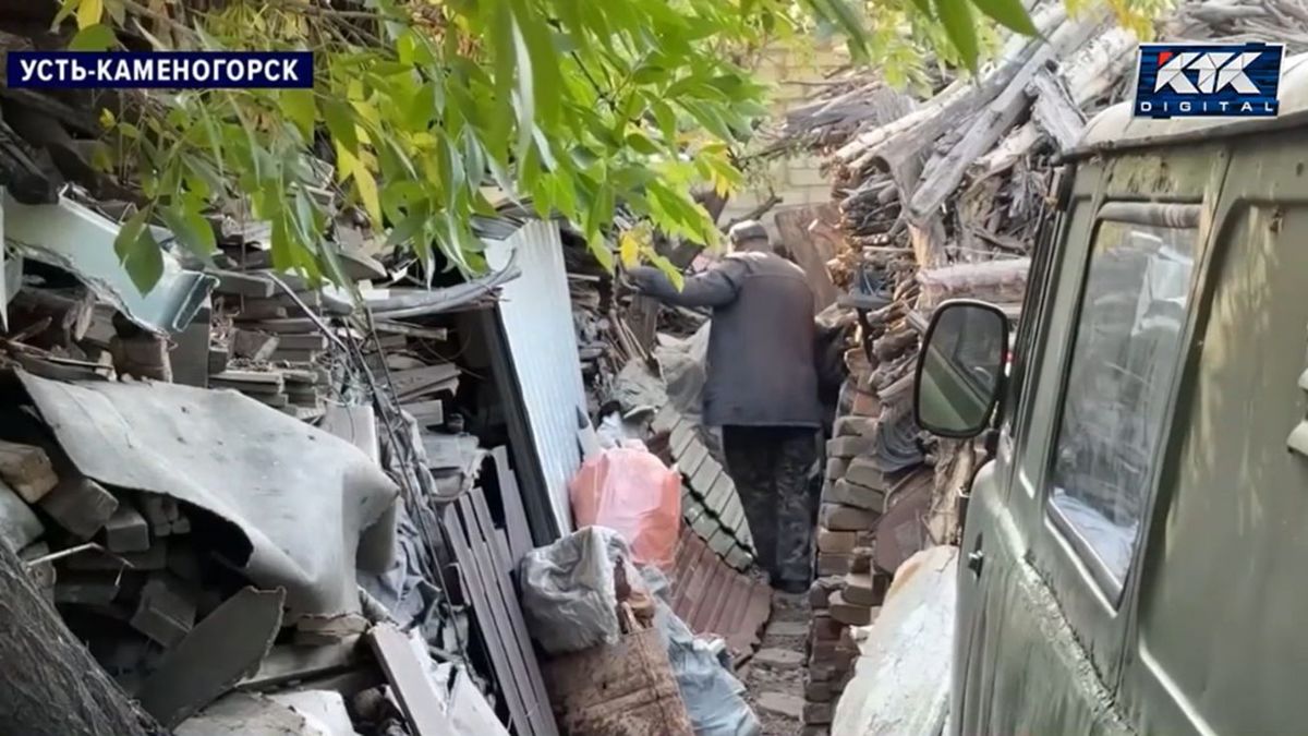 30 лет мусора во дворе: жители Усть-Каменогорска боятся пожара и не могут продать дома
