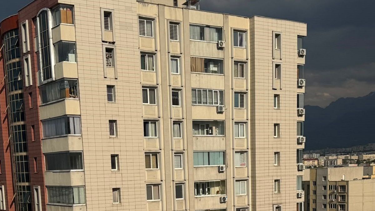 Жители ЖК «Аккент-3» в Алматы просят акимат отремонтировать фасады девяти домов