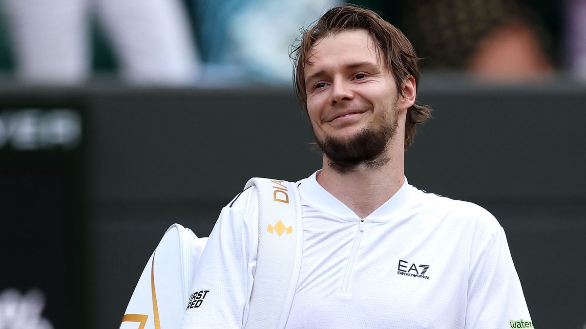 Бублик проиграл Меншику в первом круге ATP 500 в Пекине и разбил ракетку