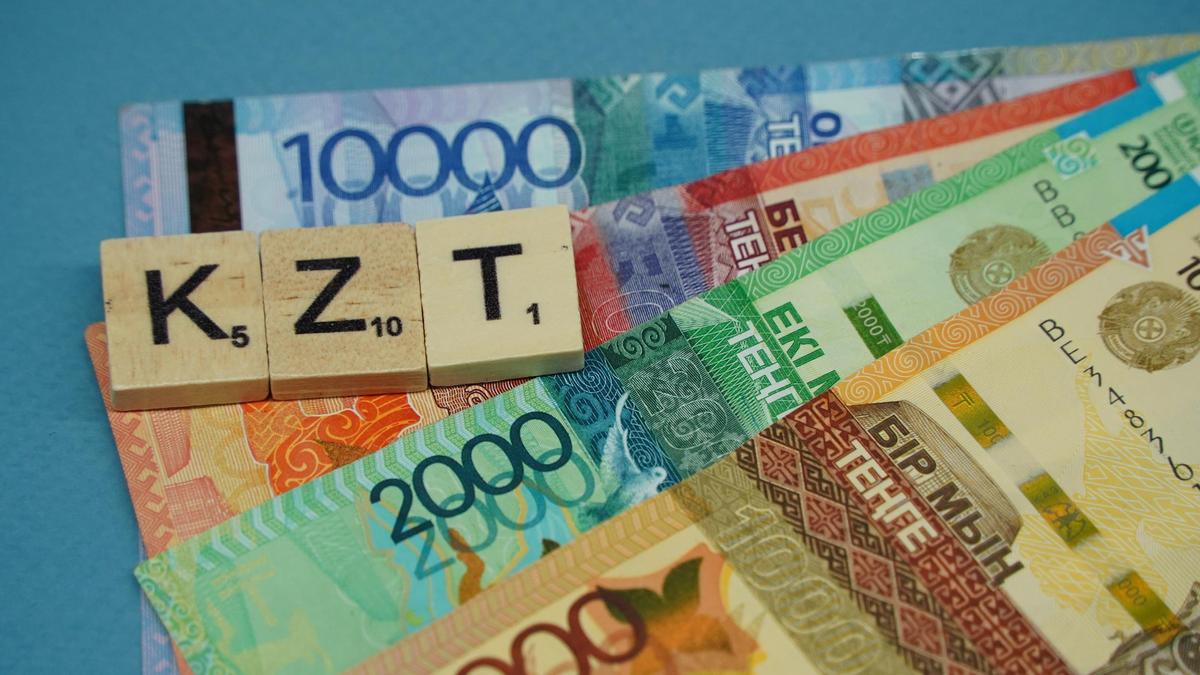 Тенге теряет позиции: доллар вырос до 447,72 тенге на бирже Казахстана
