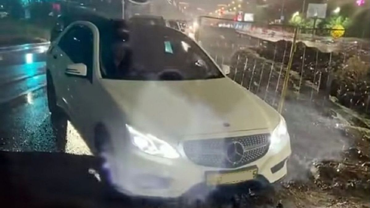 В Алматы на проспекте Момышулы провалился участок дороги: авто попали в яму