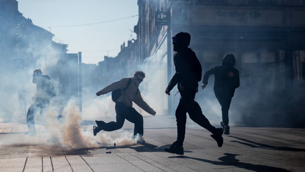 Во Франции 15-летний школьник лишился кисти во время протестов
