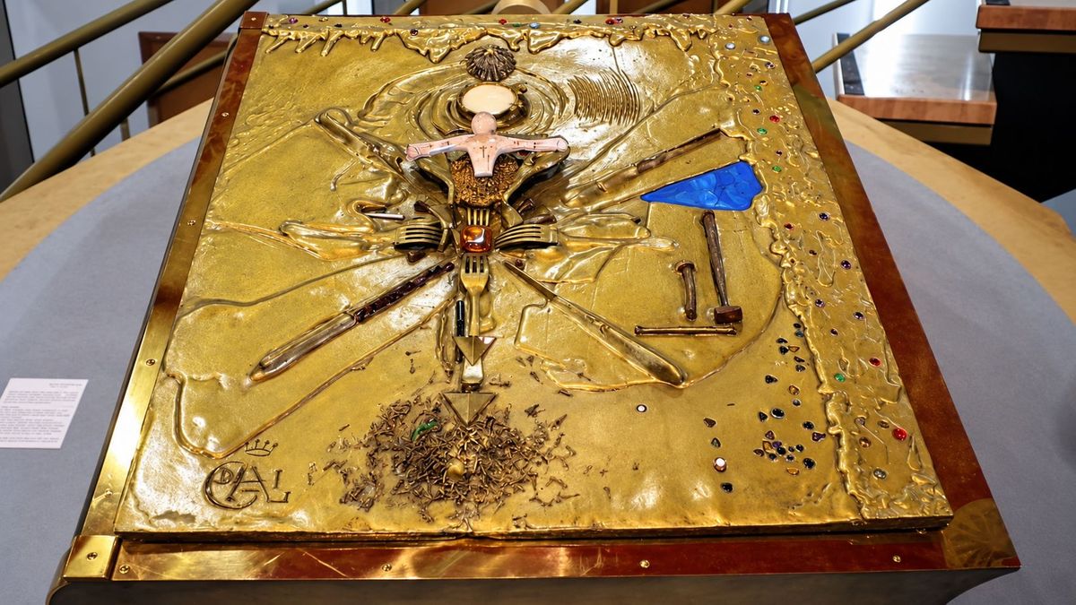 Из музея во Франции похищена 210-килограммовая бронзовая обложка Дали