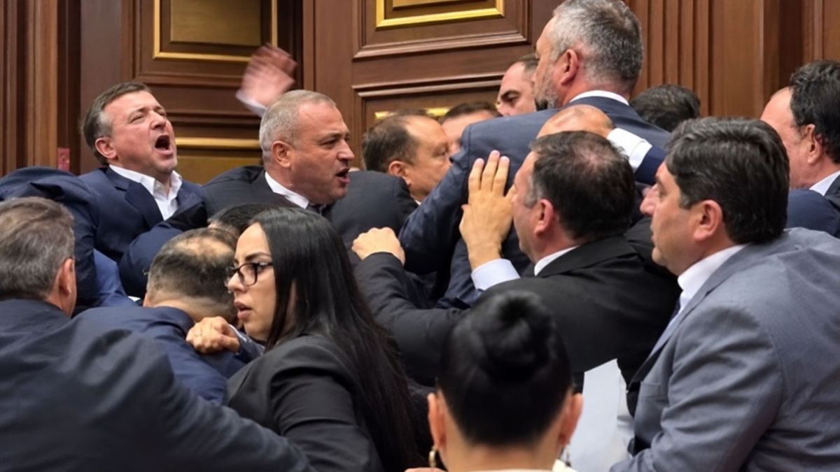 Драка в парламенте Армении: заседание прервали из-за потасовки депутатов