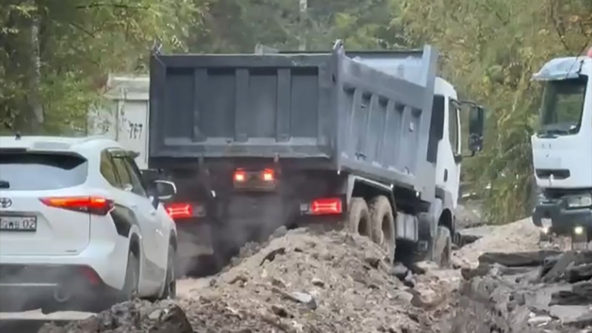 КамАЗ провалился в яму в горах Алматы: дорога к Бутаковке оказалась заблокирована