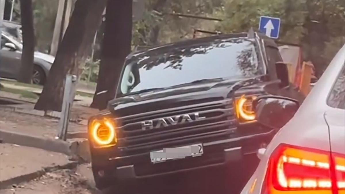 В Алматы автомобиль провалился в траншею под новым асфальтом