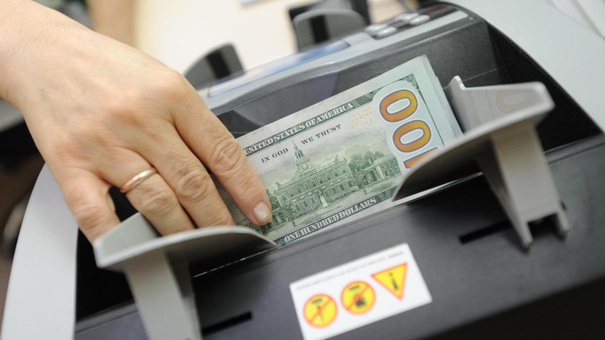 Курс доллара в Казахстане упал до 448 тенге, в Алматы заметили ценник 499 тенге