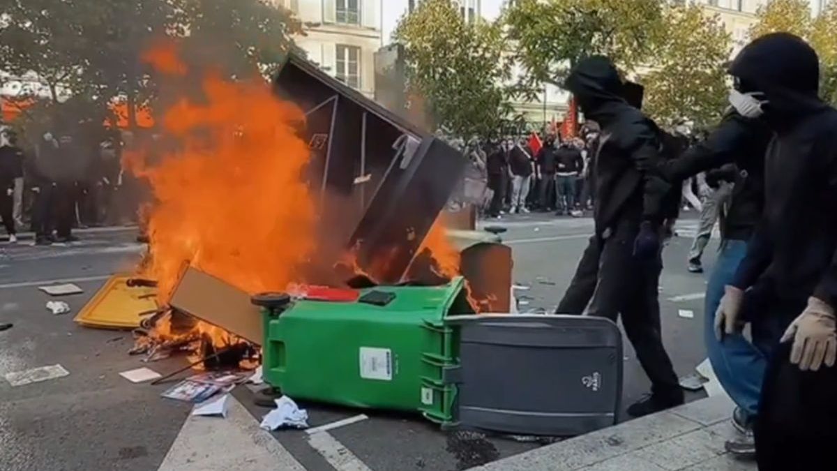 Протесты во Франции переросли в столкновения: 715 полицейских и 215 школьников пострадали