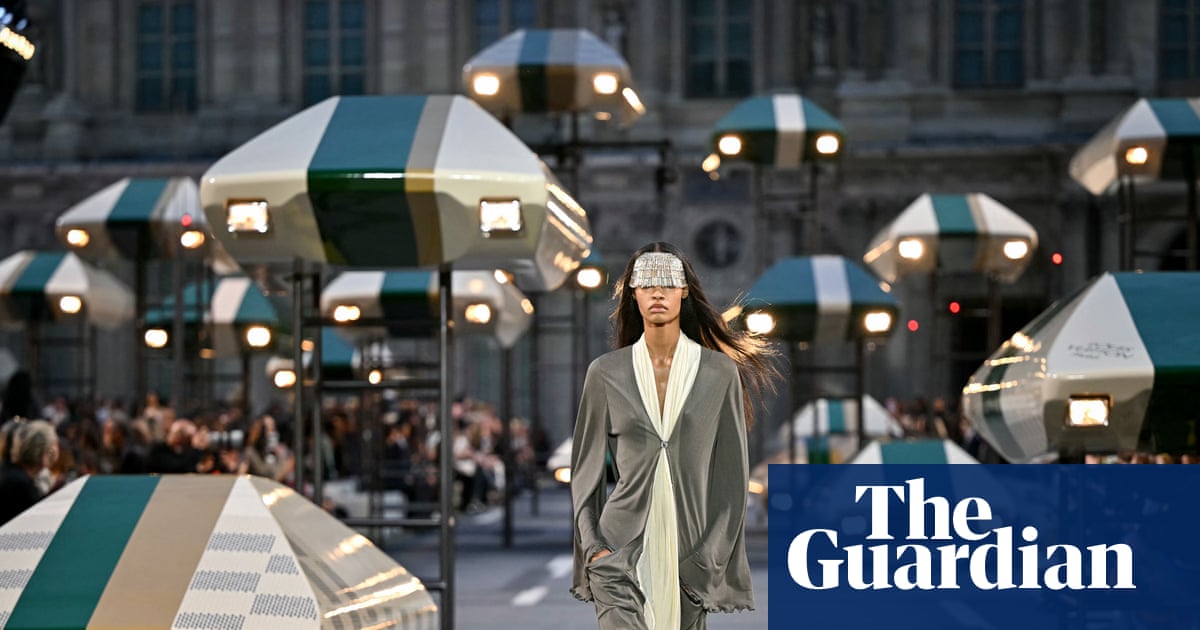 Показ Louis Vuitton в Париже посвятили будущему