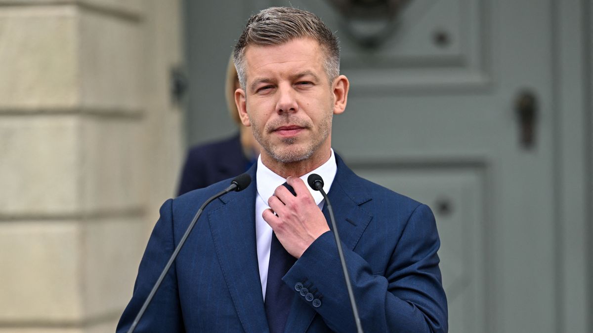 Премьер-министра Венгрии Петера Мадьяра допросили по делу о краже телефона