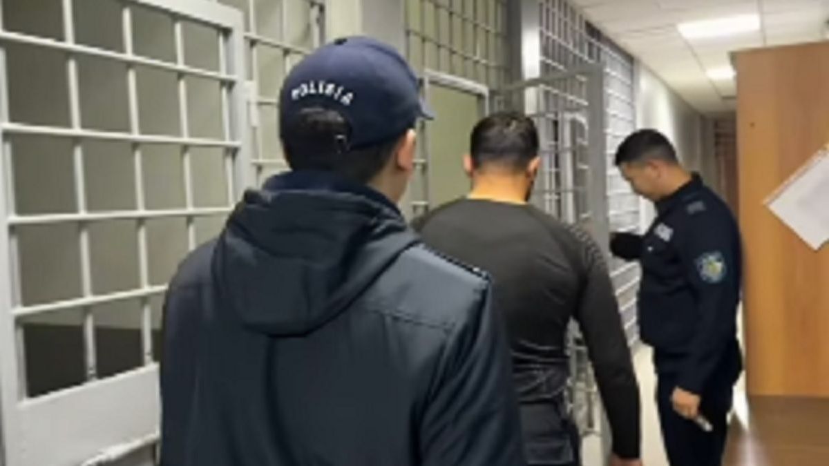 Пьяный мужчина устроил погром в кафе Костаная и не подчинился полиции