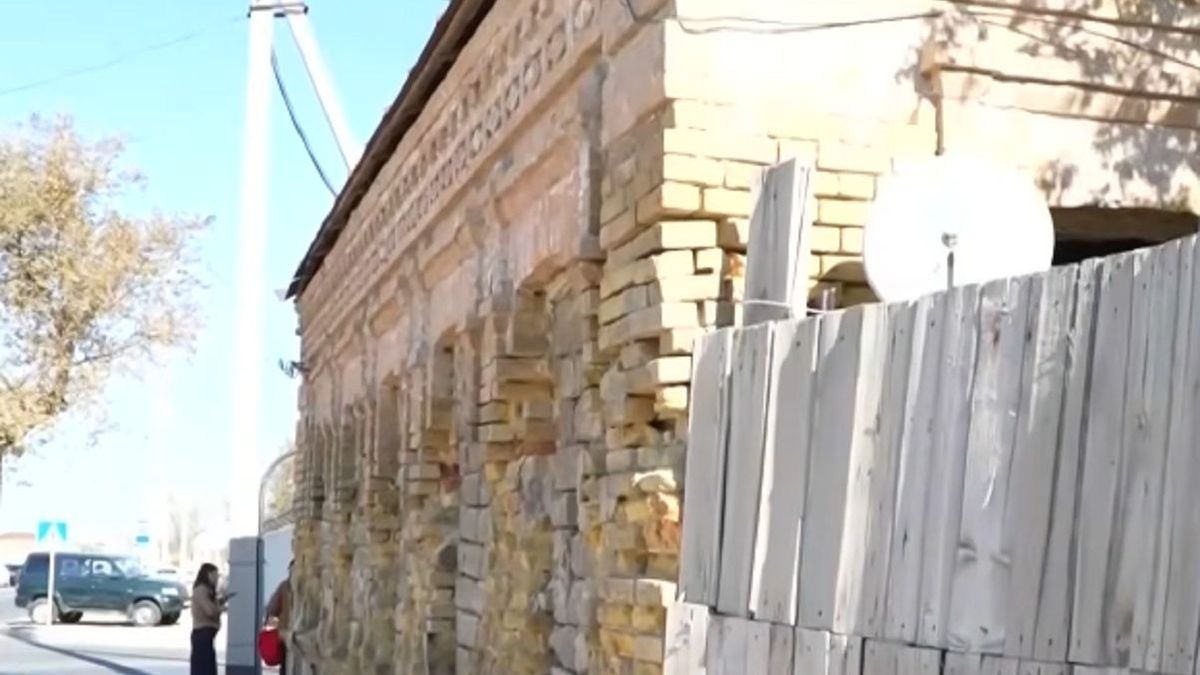 В Атырау разрушается историческое здание XIX века: активисты просят спасти памятник