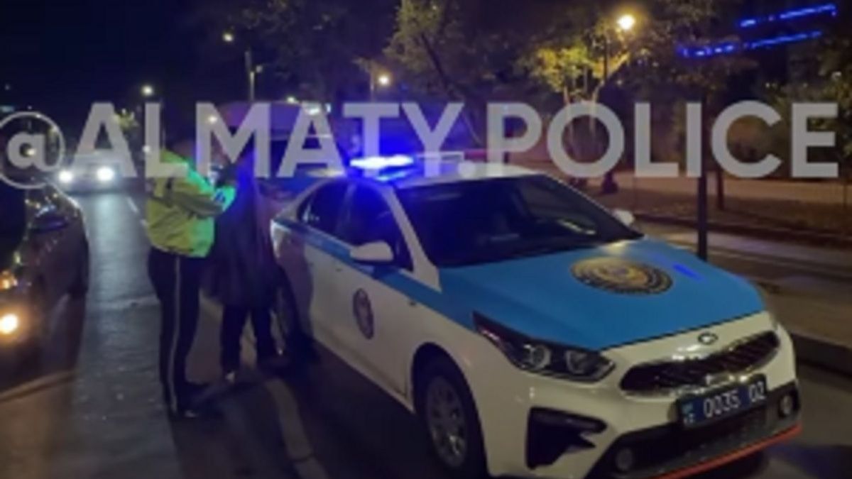 Житель Алматы разбил витрину салона красоты ради спора с другом