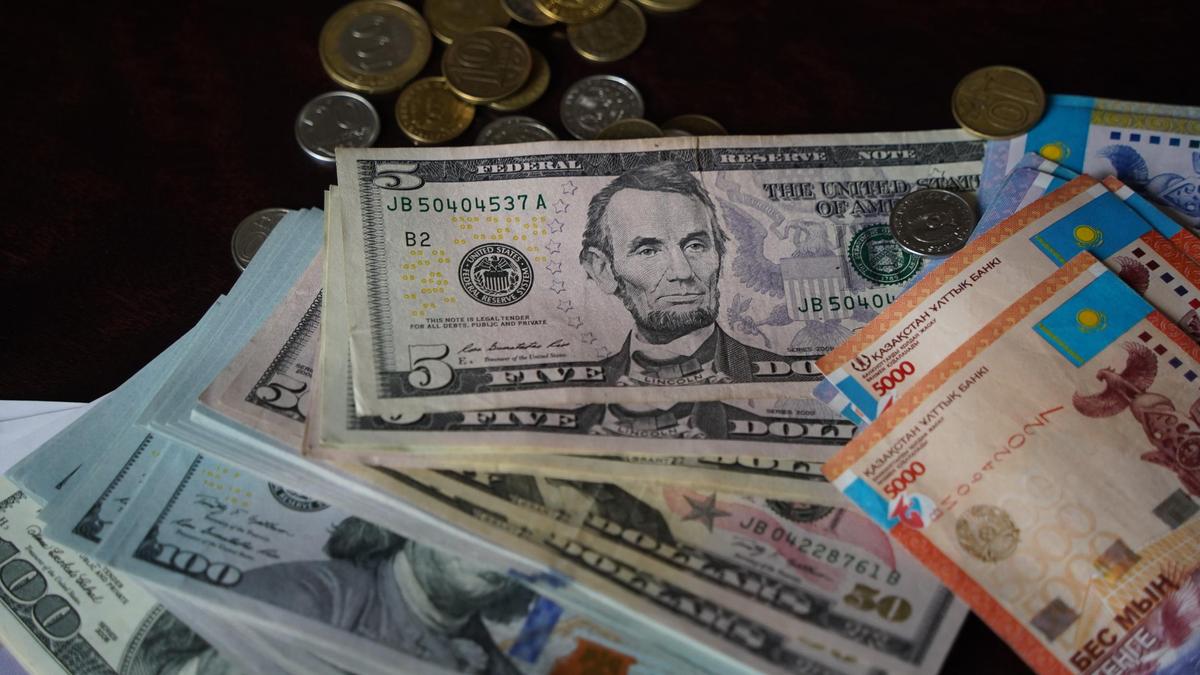 Доллар вернулся к 450 тенге: итоги торгов 8 октября на KASE