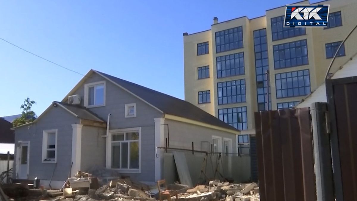 Жители Уральска жалуются на пятиэтажку вплотную к частным домам