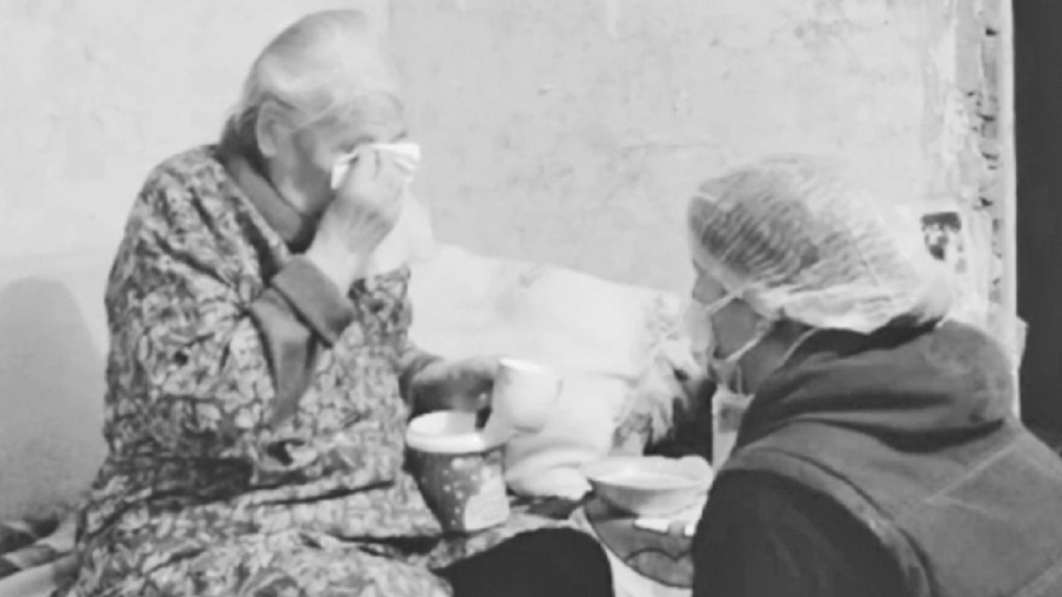 86-летняя актюбинка жила в антисанитарии и плакала от голода: волонтёры спасли пенсионерку