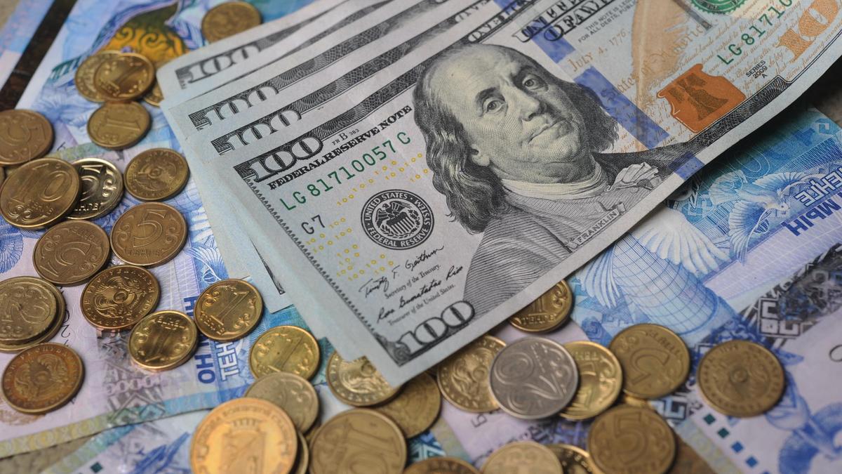 Доллар преодолел 450 тенге: курс растёт второй день подряд