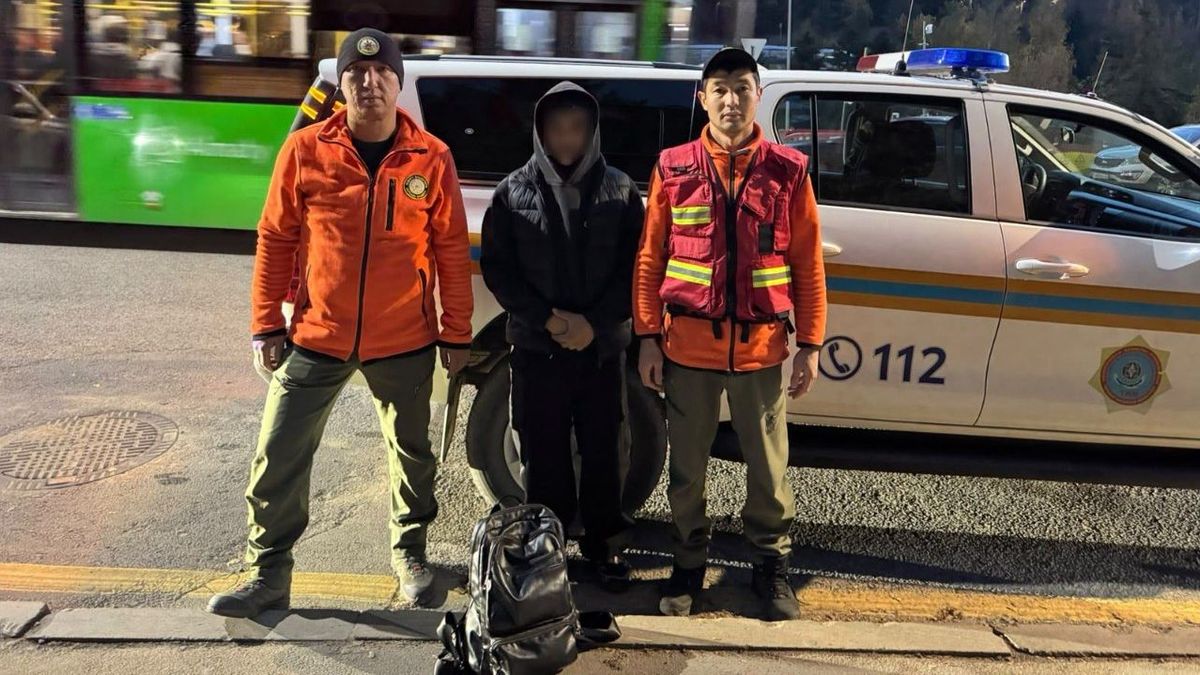 Двое туристов сбились с маршрута в горах Алматы: спасатели пришли на помощь