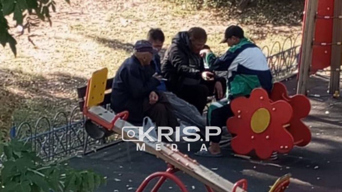 В Алматы наказали мужчину за бритьё и раздевание на детской площадке