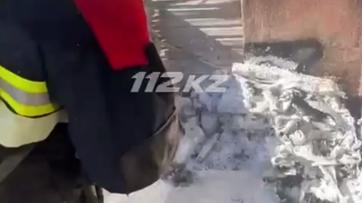 В Туркестане на четвёртом этаже загорелся балкон: спасатели не дали огню перейти на квартиру