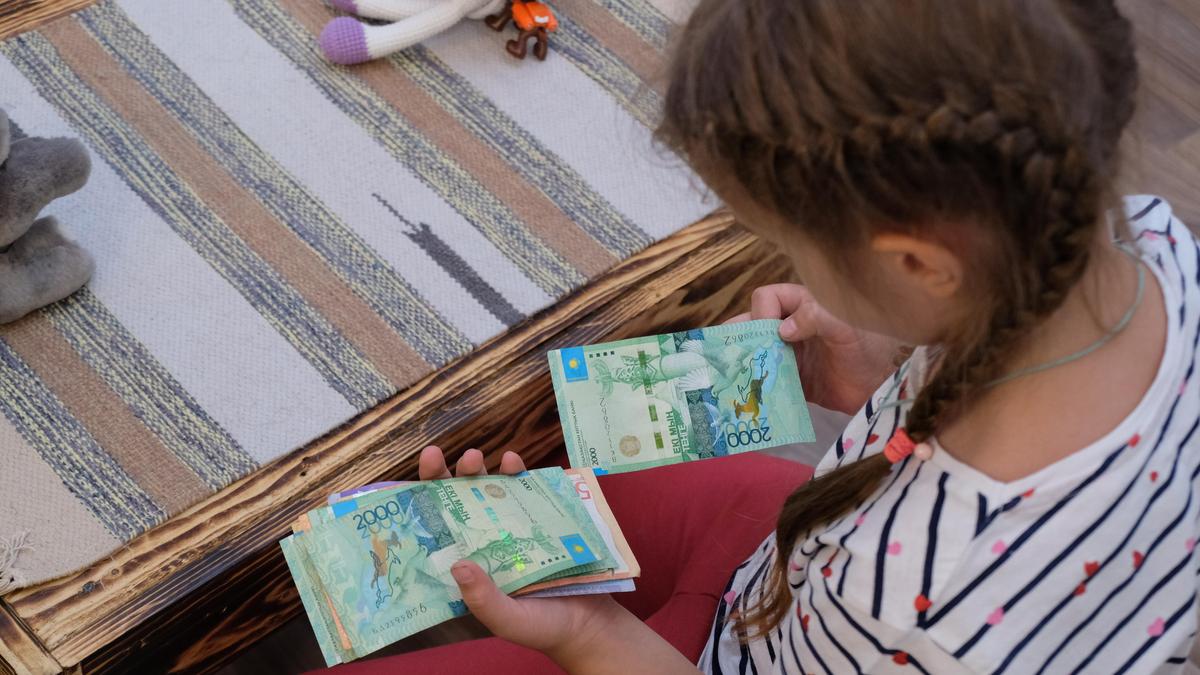 Категории благополучия семей от А до Е: кому сохранят пособия в Казахстане
