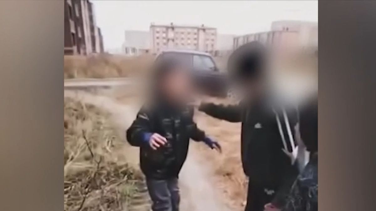 В Кокшетау 10-летний мальчик упал в открытый канализационный колодец с ледяной водой
