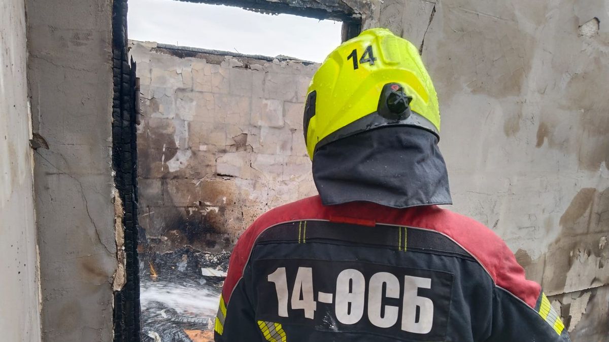 В Алматы при пожаре в двухэтажном доме обрушилась кровля: госпитализированы четыре человека