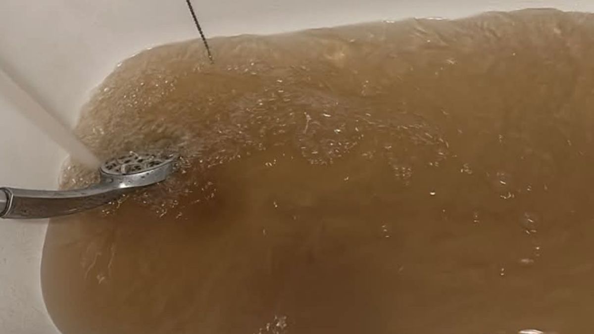 Житель Алматы пожаловался на мутную горячую воду в районе Алмагуль