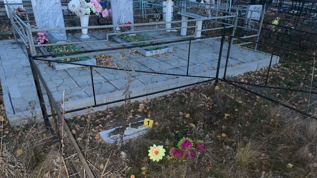 В Костанае с могилы украли мраморный памятник и металлическую оградку