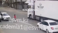 Алматыда жүк көлігі жеті жасар баланы қағып кетті