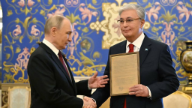 Путин президент Тоқаевқа әкесі Кемел Тоқаевтың марапаттау парағын табыстады