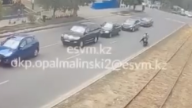Алматыда мопед айдап қашқан күдікті полицейді сүйреп әкетті, бірақ алысқа ұзай алмады
