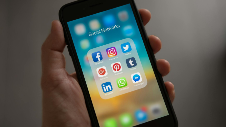 Сәкен Майғазиев пен жас қыз суреті Instagram-да тарады: ресми жауап бар ма?