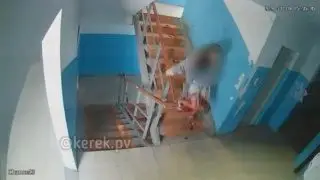 Экибастұзда көпқабатты үйдің кіреберісінде болған қанды оқиға видеоға түсіп қалды