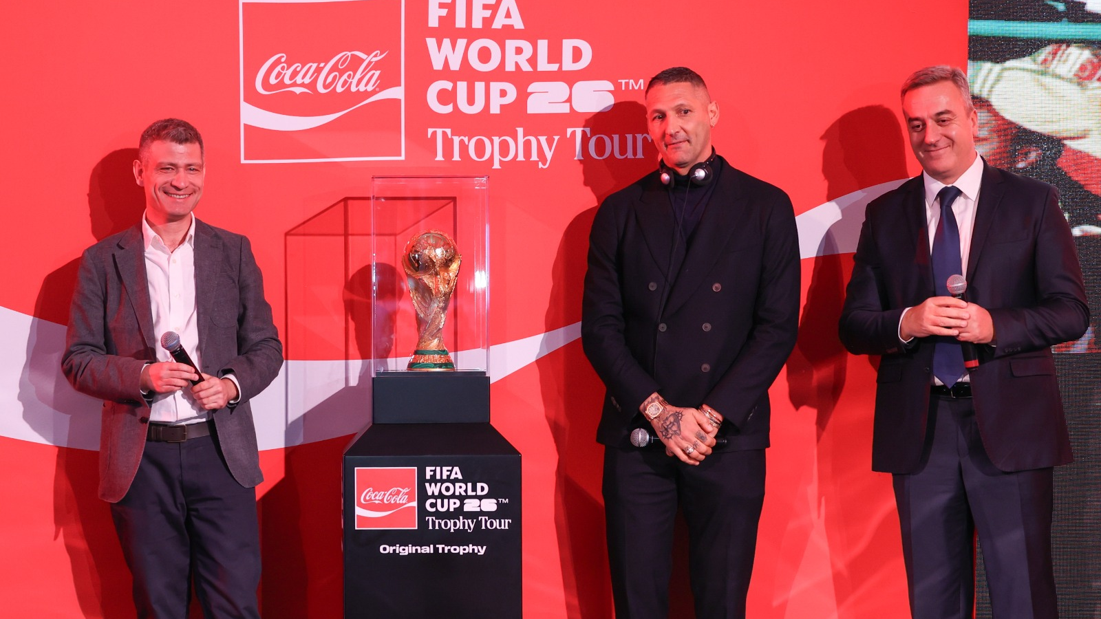Сотни фанатов увидели Кубок Чемпионата мира по футболу FIFA™ в Алматы
