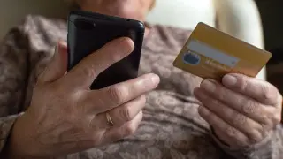 Ақмолалық зейнеткер «20 миллион доллар табыс» уәдесіне сеніп, 10 миллион теңгесінен айырылды