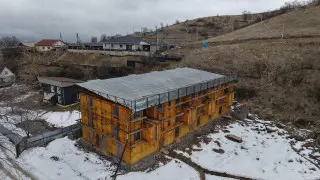 Алматы тау етегіндегі үш қабатты ғимарат бұзылып жатыр
