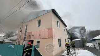 Астанада екі қабатты ғимарат өртенді: Өрт сөндірушілер жоғары деңгейде жұмыс істеді