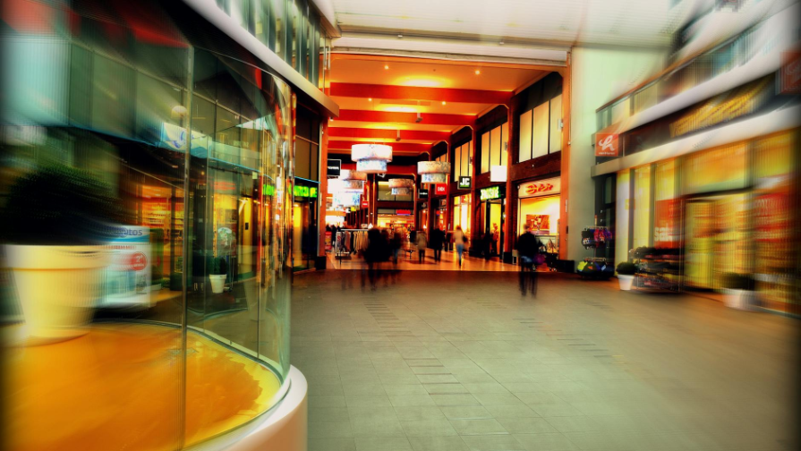 Тараздағы "ABAY MALL" жарнамасы әлеуметтік желіде қызу талқыға түсті